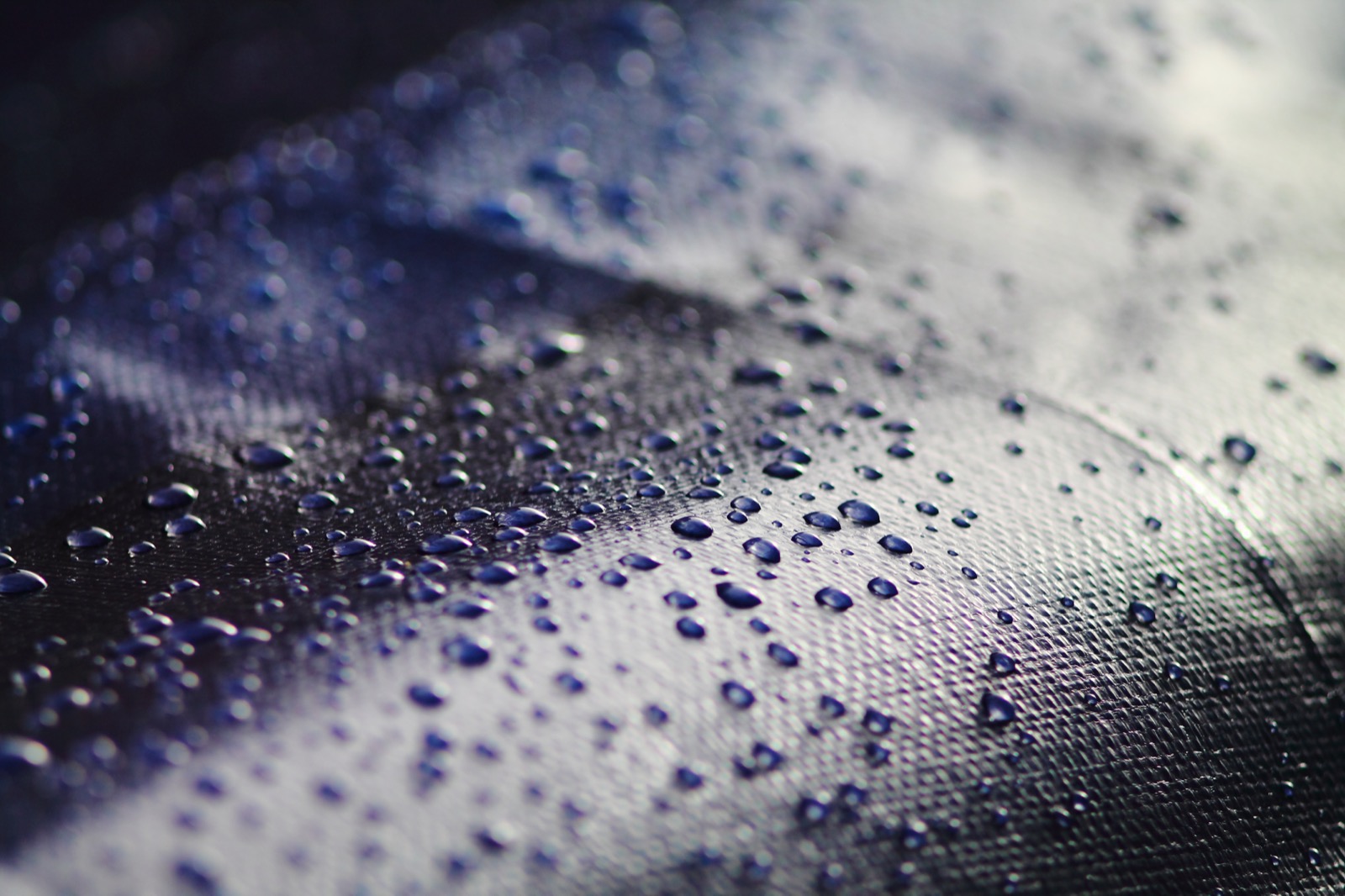 Wassertropfen auf Untergrund